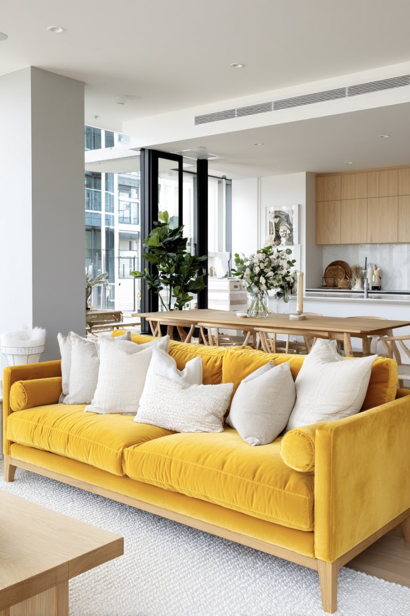 Banges-Style Yellow Glow