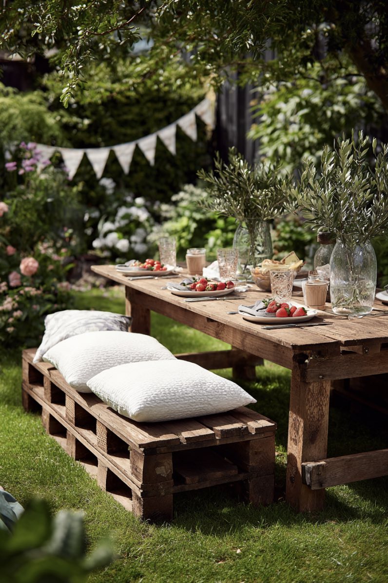 Pallet Dining Table for Summer Feasts