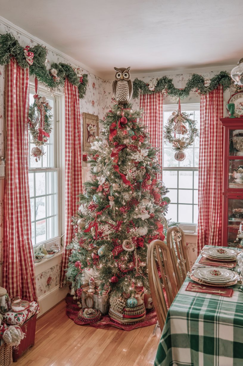 13. Colonial Dining Room Christmas Charm