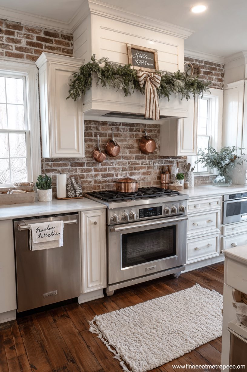 19. Farmhouse Kitchen Holiday Accents